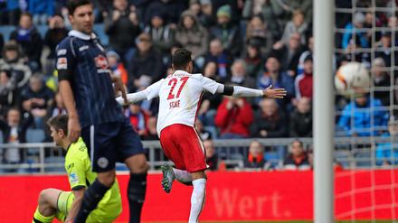 Passt. Davie Selke erzielt den Treffer zum 0:1 für Leipzig und dreht jubelnd ab.