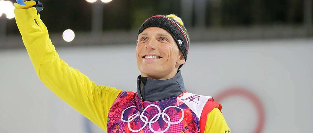 Blumen für Erik Lesser nach der ersten deutschen Biathlon-Medaille in Sotschi.