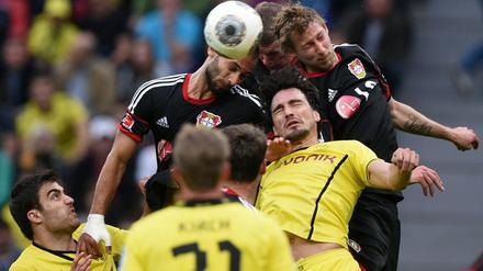 Ausgeglichen auf hohem Niveau: Dortmunds Hummels (m.) und Sokratis (r.) mit Leverkusens Toprak, Bender und Kießling.