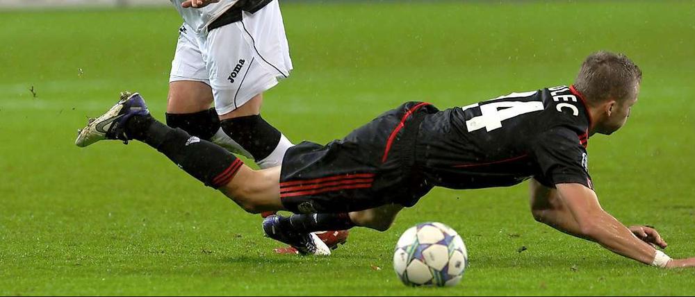 Leverkusens Michal Kadlec und Pablo Henandez von Valencia kämpfen um den Ball.