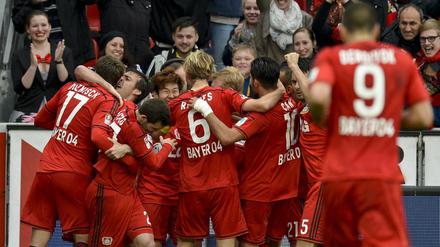 Kollektiver Jubel: Torschütze Son (m.) und Leverkusen jubeln über Platz vier und die Champions-League-Qualifikation.