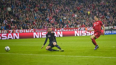 Robert Lewandowski trifft zum 2:0 für den FC Bayern - es war nicht das letzte Tor für den Polen und die Münchner.
