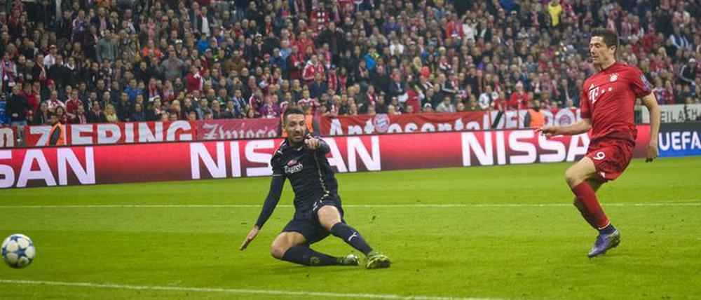 Robert Lewandowski trifft zum 2:0 für den FC Bayern - es war nicht das letzte Tor für den Polen und die Münchner.
