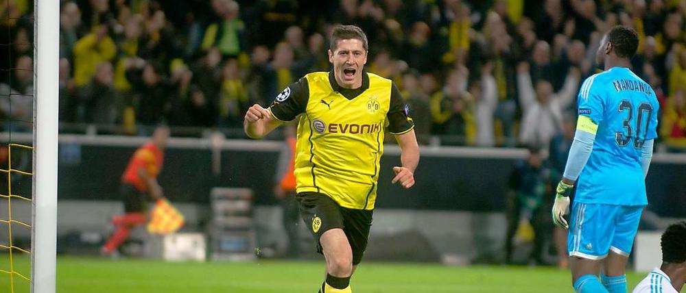 Fußball kann so einfach sein. Robert Lewandowski musste beim 1:0 für Dortmund nur noch den Fuß hinhalten.