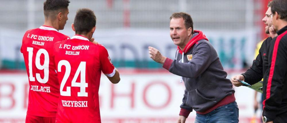 Aufbauarbeit: Union-Trainer Lewandowski während der Partie gegen Greuther Fürth.