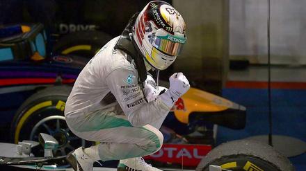 Perfekt gelaufen: Lewis Hamilton gewinnt in Singapur, macht das Maximum von 25 Punkten auf Teamkollegen Nico Rosberg gut und geht in der WM-Wertung in Führung. 