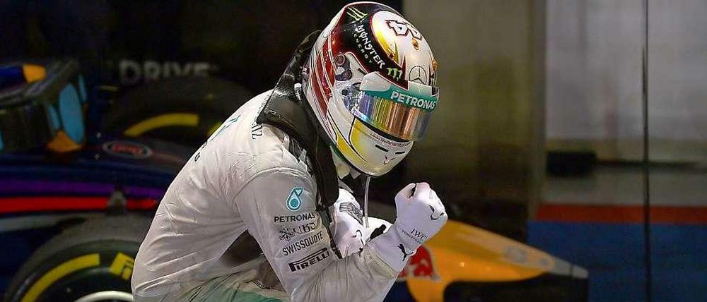Perfekt gelaufen: Lewis Hamilton gewinnt in Singapur, macht das Maximum von 25 Punkten auf Teamkollegen Nico Rosberg gut und geht in der WM-Wertung in Führung. 