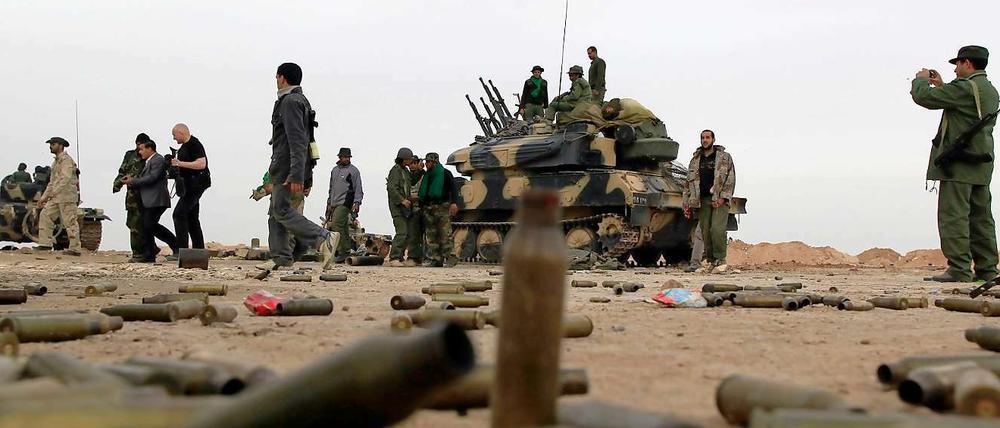 Gaddafis Truppen rücken weiter vor.