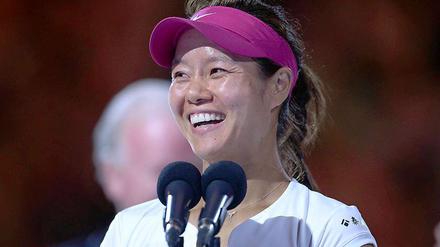 Danke für den Scheck. Li Na ist laut Forbes-Liste die zweitbestverdienende Sportlerin weltweit. Für den Sieg in Melbourne strich die Chinesin knapp zwei Millionen Euro ein.