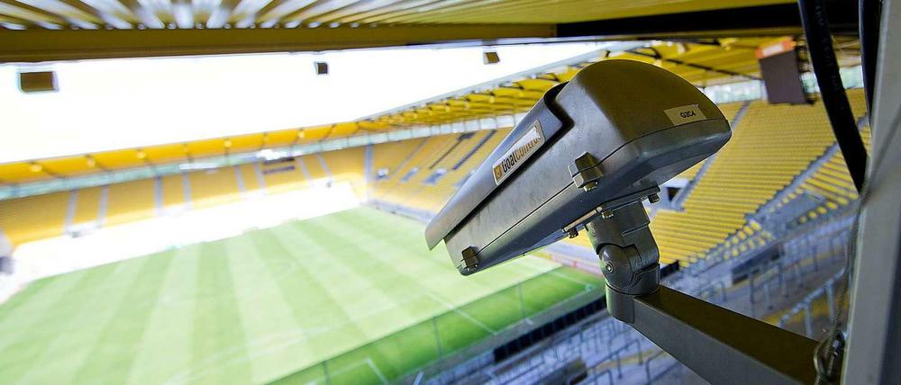 Wie bei der WM in Brasilien könnten Kameras bald auch in der Bundesliga zweifelsfrei ermitteln, ob ein Ball die Torlinie überschritten hat.