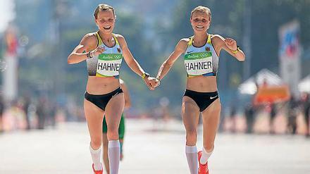 Hand in Hand. Lisa (l.) und Anna Hahner beim Olympischen Marathon. 