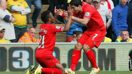 Meistertänzchen? Liverpools Sterling (l.) feiert mit Teamkollege Luis Suarez.