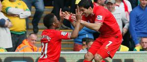 Meistertänzchen? Liverpools Sterling (l.) feiert mit Teamkollege Luis Suarez.