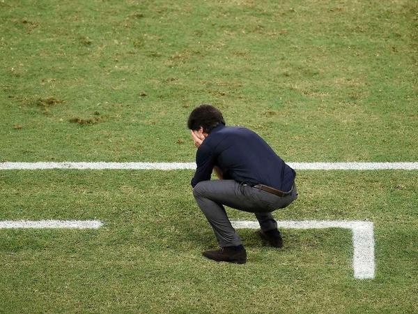 Gestern noch die WM-Helden, heute alles Mist? Bundestrainer Joachim Löw verzweifelt während dem Spiel seiner Mannschaft gegen Ghana. 