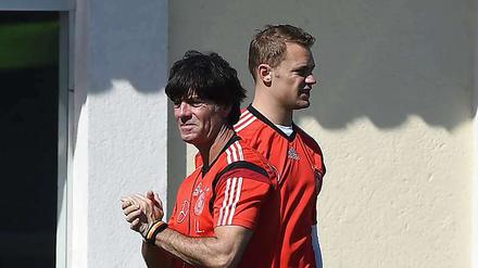 Jetzt gilt es. Trainer Joachim Löw und Torwart Manuel Neuer.
