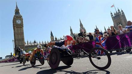 Begeisterung an der Strecke. Zuschauer beim Marathon der Rollstuhlfahrer 2012 in London.