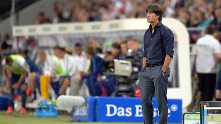 Allein - in Gedanken. Bundestrainer Joachim Löw beim Spiel in Köln. 