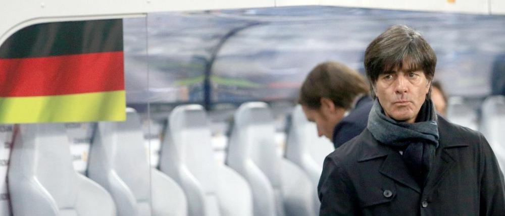 Blick EM 2016: Bundestrainer Joachim Löw vor der Partie gegen Georgien.