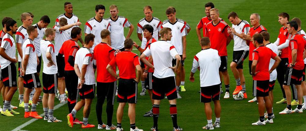 Högschte Konzentration: Bundestrainer Joachim Löw (m.) und die deutsche Nationalmannschaft beim Training vor dem Finale.