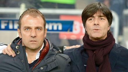 Nach der WM 2014 stehen sie nicht mehr gemeinsam an der Linie: Joachim Löw (rechts) bleibt zwar Bundestrainer, aber Assisten Hansi Flick wird Sportdirektor.