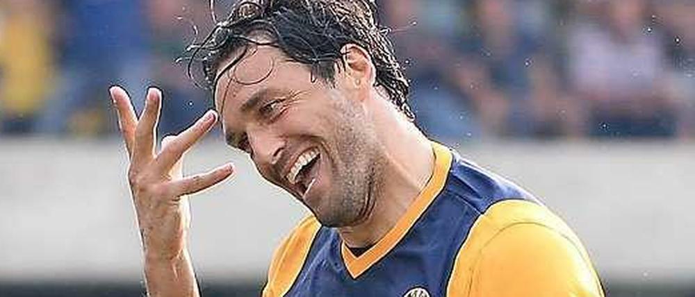 Luca Toni in seiner bekannten Jubelpose: Der 38-Jährige knipste in der vergangenen Saison 22 Mal für Hellas Verona das Licht an.