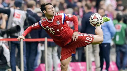 Richtiger Fokus: Bayerns Juan Bernat erwischt den Ball sogar mit geschlossenen Augen.