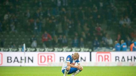 Per Ciljan Skjelbred von Hertha BSC hockt nach der Niederlage gegen Hannover enttäuscht am Boden.