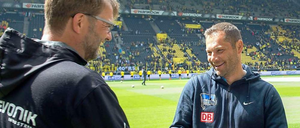 Freuen sich bereits auf die gemeinsame Bastelstunde nach dem Spiel: Hertha-Trainer Pal Dardai (r.) und BVB-Coach Jürgen Klopp.