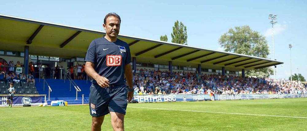 Hertha-Trainer Jos Luhukay weiß schon, wer auf dem Feld sein verlängerter Arm sein soll.