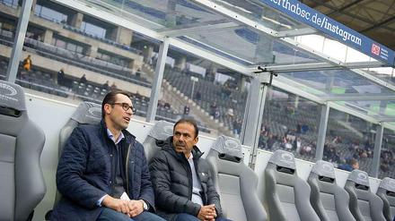 Gemeinsame Zukunft bei Hertha BSC: Michael Preetz (l.) ist zufrieden mit der Arbeit von Trainer Jos Luhukay (r.)