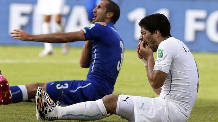 Zahn um Zahn. Erst beißt Luis Suarez Giorgio Chiellini, dann sperrt ihn die Fifa.