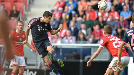 Trifft und trifft - auch gegen Mainz 05: Robert Lewandowski köpft das 1:0 für den FC Bayern München.