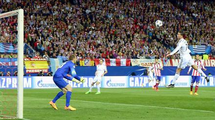 Sieht schön aus, bringt aber kein Tor. Cristiano Ronaldo steht beim Kopfball mustergültig in der Luft.