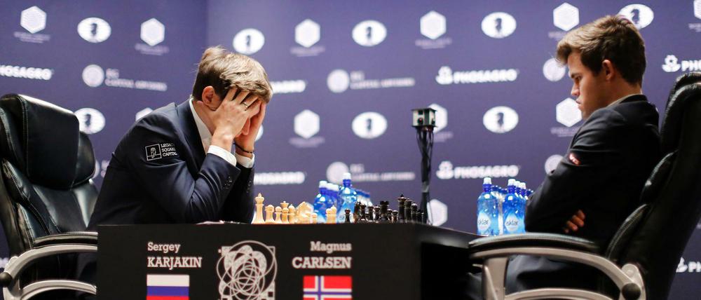 Sergej Karjakin (li.) zerbrach sich in der 10. Partie den Kopf - geholfen hat es aber nichts. Magnus Carlsen holte seinen ersten Sieg in diesem Duell.