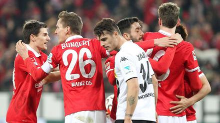 Die Mainzer Spieler feiern den Ausgleichstreffer zum 2:2. 
