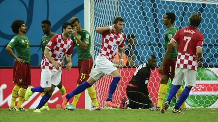 Grund zum Jubeln: Mario Mandzukic (m.) feiert seinen Treffer gegen Kamerun.