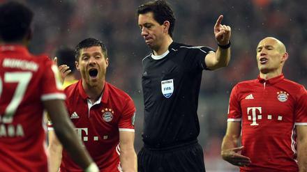 Kein leichtes Spiel. Manuel Gräfe leitete das Pokal-Halbfinale zwischen Bayern und Dortmund in der vergangenen Saison.