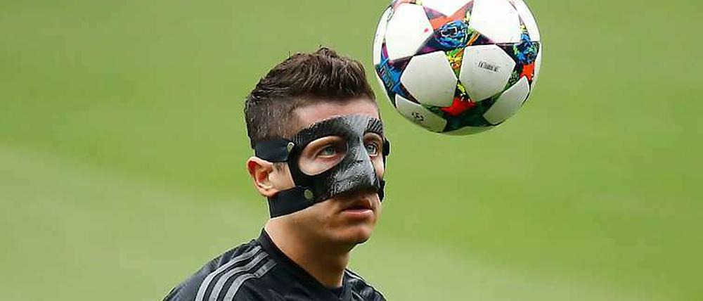 Der Mann mit der Maske. Robert Lewandowski absolvierte am Dienstag das Trainer im Camp Nou.