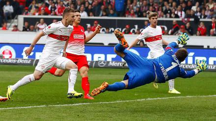 Erlösung: Alexandru Maxim (l.) erzielt das 1:0 für die Stuttgarter.