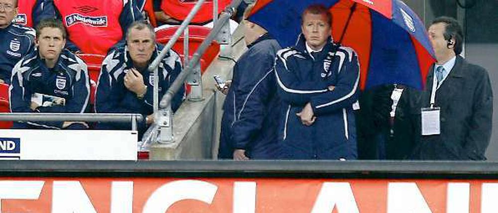 Der Moment, der ihm in England Spott und Hohn einbrachte: 2007 sieht Steve McClaren unter einem großen Regenschirm zu, wie die britische Nationalmannschaft gegen Kroatien die EM-Teilnahme verspielt.