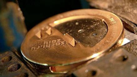 Silber ist das neue Gold. Auch die Juwelierschmiede Adamas stellte für Sotschi Silbermedaillen her, die mit Gold beschlagen werden. Die letzten Medaillen aus reinem Gold gab es 1912.