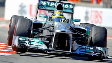 Blaues Auge. Mercedes ist nach seinen umstrittenen Testfahrten mit Reifen-Hersteller Pirelli überraschend glimpflich davon gekommen.