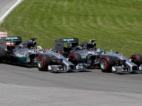 Kopf-an-Kopf-Rennen zwischen Nico Rosberg (r.) und Lewis Hamilton. Für den Briten endete der Zweikampf mit seinem Teamkollegen wenig erfreulich.