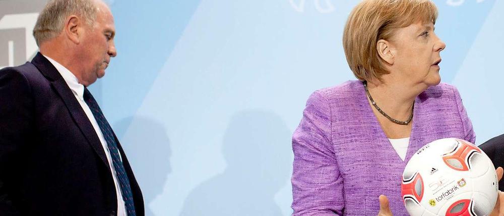 So sieht es aus, wenn Merkel am Ball zaubert. Für welchen Verein ihr Herz schlägt, wollte sie aber nicht verraten.