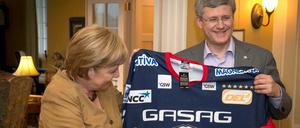 Eishockey? Haben wir auch in Deutschland: Bundeskanzlerin Angela Merkel schenkte dem damaligen kanadischen Premierminister Stephen Harper im Jahr 2012 ein Trikot der Eisbären. 