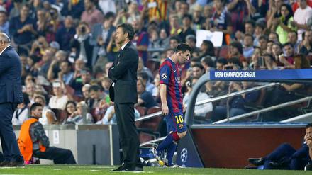 Lionel Messi (r.) und sein Trainer Luis Enrique haben sich nicht viel zu sagen.