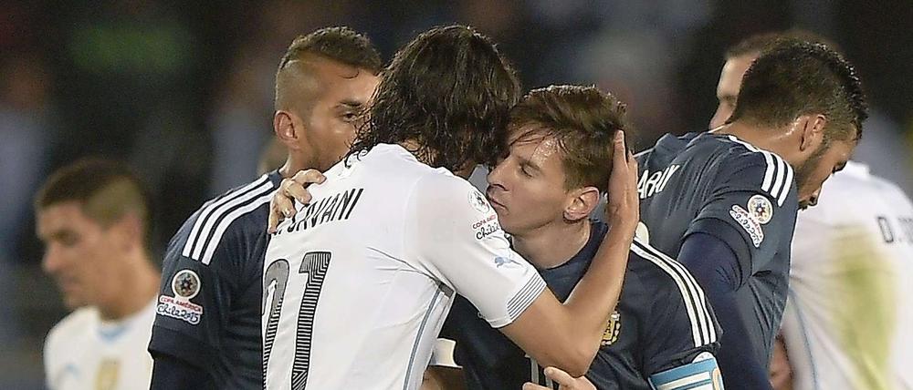 Der Kuss der verfeindeten Brüder. Lionel Messi (rechts) herzt Edinson Cavani.