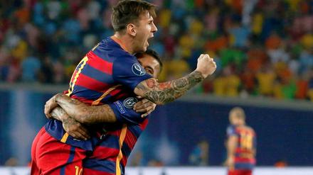 Barcelonas Lionel Messi feiert eines seiner Freistoßtore im Uefa-Supercup.