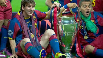 Ein bisschen Pokal halten und danach ab hinter verschlossene Türen: Lionel Messi (links) und Dani Alves vom FC Barcelona nach dem Champions-League-Sieg 2011.