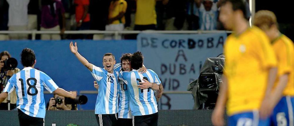 Die Argentinier feiern ihren Torschützen Lionel Messi, der gegen Brasilien das Siegtor erzielte.